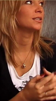 MiLF bionda arrapata sorride seducentemente pronta per un divertimento lurido