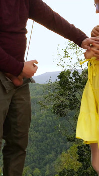 Mädchen in einem gelben kleid wichst meinen schwanz im wald.