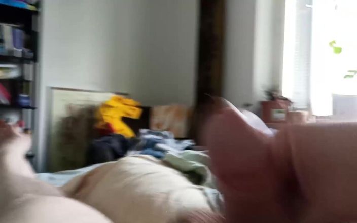 Big Pisser: Schizzo un carico veloce dal mio cazzo caldo.