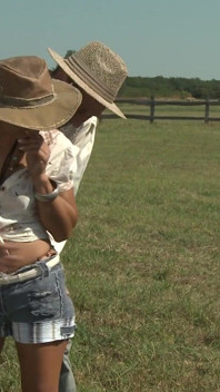 Un arrapata rancher scopa una splendida mora in un campo