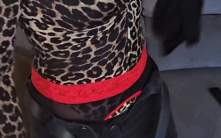 Sofy13: milf(चोदने लायक मम्मी) sofy अपनी गीली चूत के साथ कैम पर शरारती खेलती है