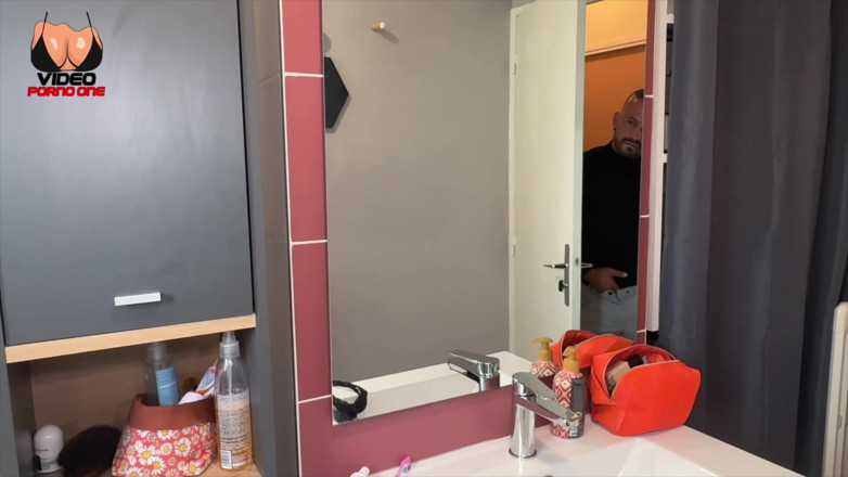 Video Porno One: Colegului meu de apartament îi place să fie futută la duș