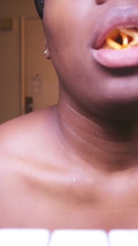 Mâncând mâncare topless