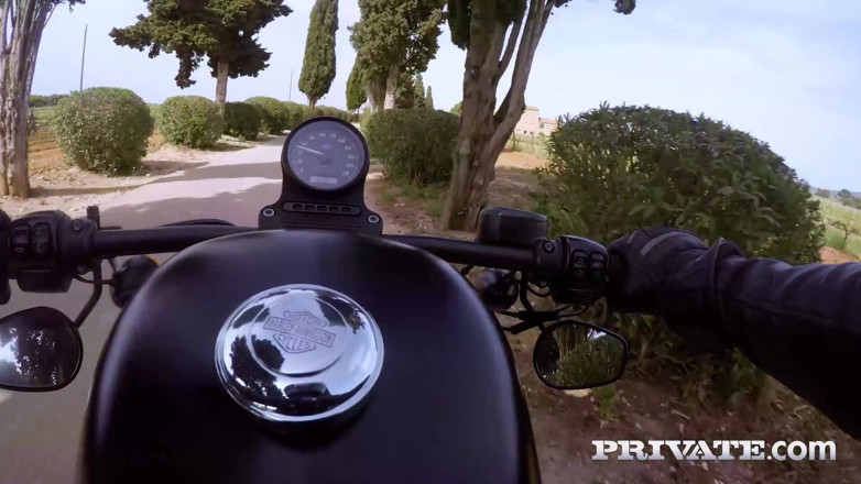 Private.com: Motorkáře Anna Polina připravena na hardcore anál a DP šukání