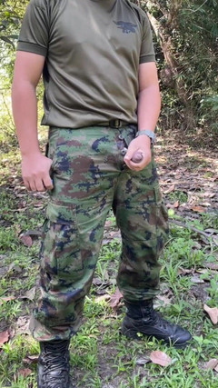 Hiroshi_cr: Solider wichst und kommt bei der arbeit