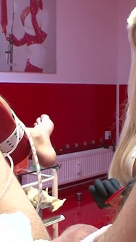 Dominarea umilirii se termină cu testiculul roșu