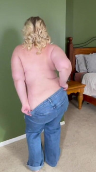BBW Dancing Queen Shows off Her Jiggly Curves