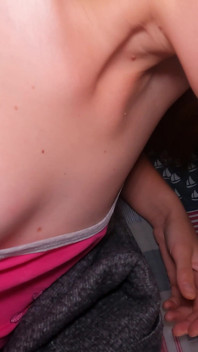 Tiny Tit Babe ssie i szarpie się
