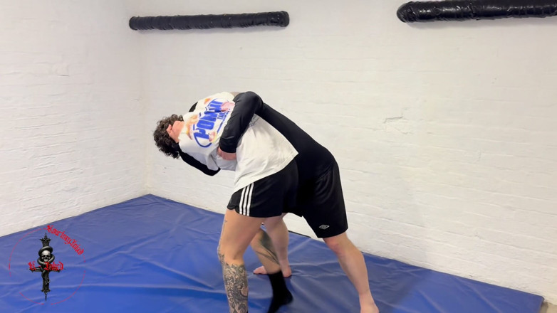 She Wrestle: Kourtneyinked zápasí s patetickým chlapem