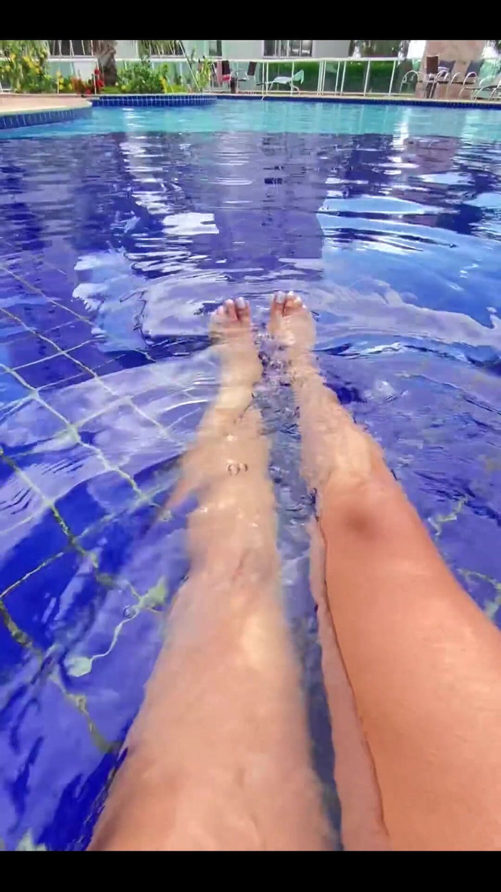 KiffaFeet: Den u bazénu