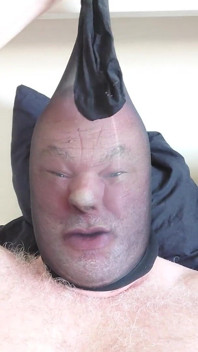 Carmen Nylonpojke Gör Ansikten I Nylonmask