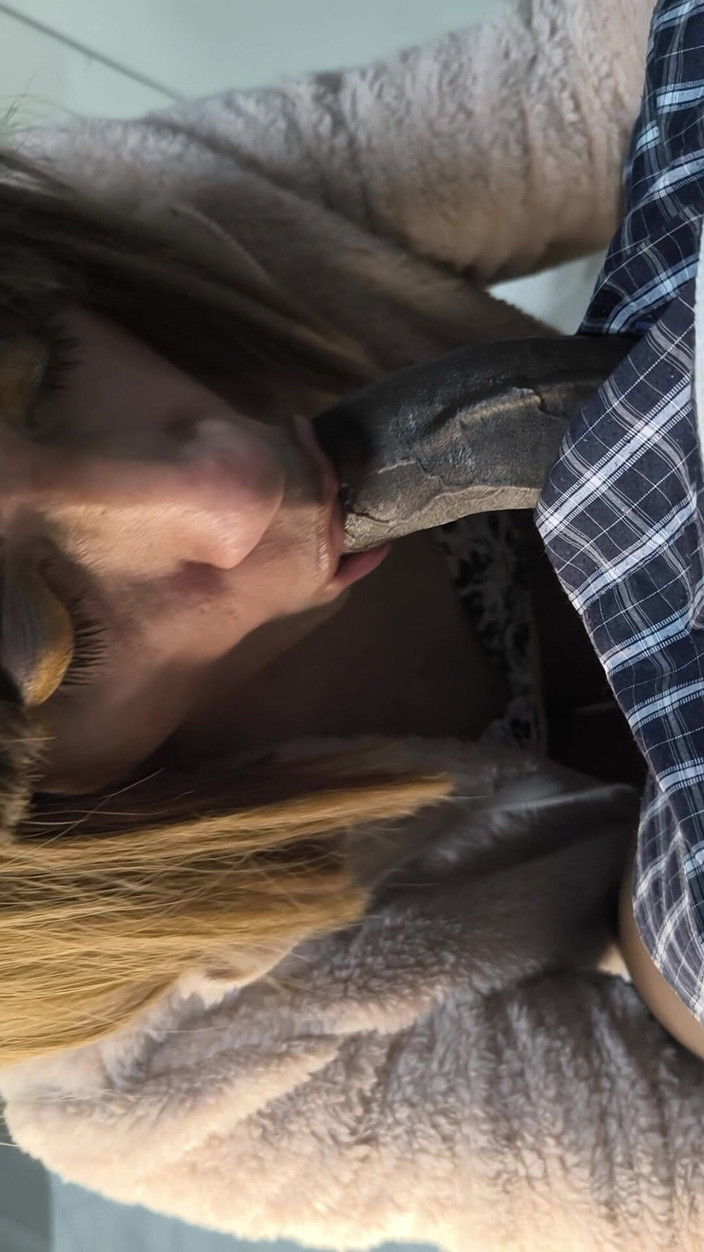 Rozebell: Cô ấy cần phải là một người tốt và quỳ xuống...