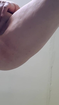 La milf masturba eccitante la sua insaziabile figa matura