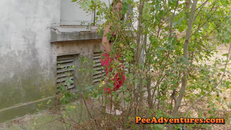 Pee Adventures: Une grosse blonde pisse comme une vache par terre