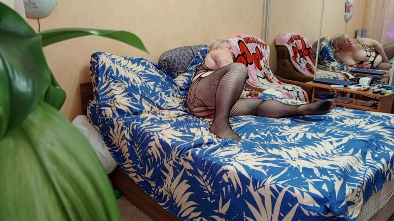 Zona901: Üvey anne amına mastürbasyon yapıyor ve her gün boşalıyor