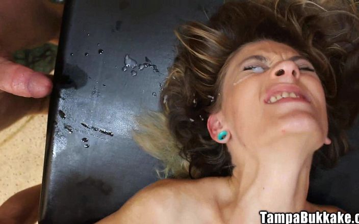 Tampa Bukkake: Subțire Michelle Honeywell sex în grup obraznic cu ejaculare facială dură în...