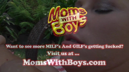 Moms With Boys: Грудаста мамка Девон Лі отримує трах на відкритому повітрі