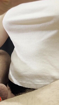 Elle a amené son cocu à l’orgasme même dans la cage de chasteté