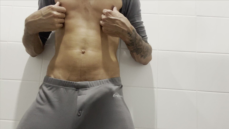 Leandro e Asafe: Éjaculation dans la salle de bain de l’entreprise