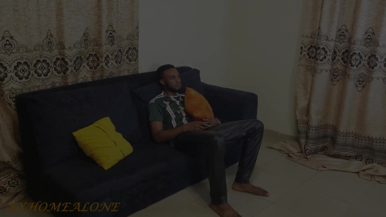 Home Alone: Двух тинок-лесбиянок застукали за сексом и жестко трахаются с большим толстым хуем