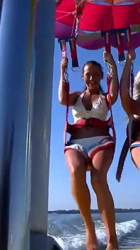 Dvě krásné lesbičky na lodi si navzájem lízají chlupatou kundičku a prsa s velkými bradavkami