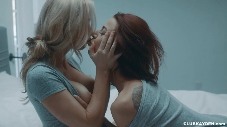 Kayden Kross: Kayden Kross menjilat Evelin Stone dalam video lesbian panas