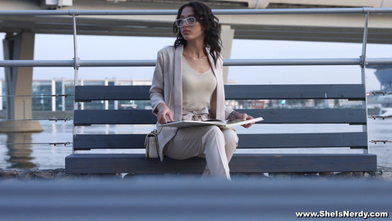 She is Nerdy: Seksi asosyal esmeri sikiyor