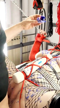 Slečna Kika drsný sex na praku - hra s voskem