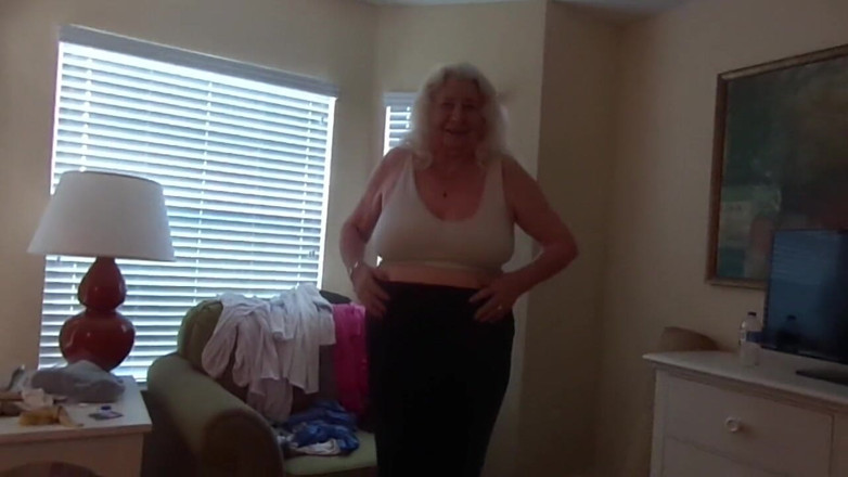 BBW nurse Vicki adventures with friends: Сексуальна голландська блондинка зараз 84 роки, і все ще красива одягається і роздягається 4 u