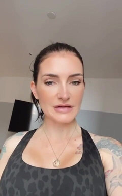 Adreena Winters: 我实际上不能让你更容易地对待你的女王这个情人节。