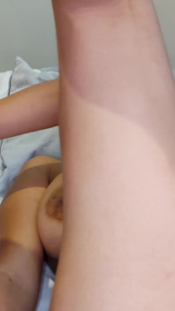 Awek Latina yang bertetek besar menikmati seks bertiga lesbian liar dan tegar sebelum pergi berlatih!