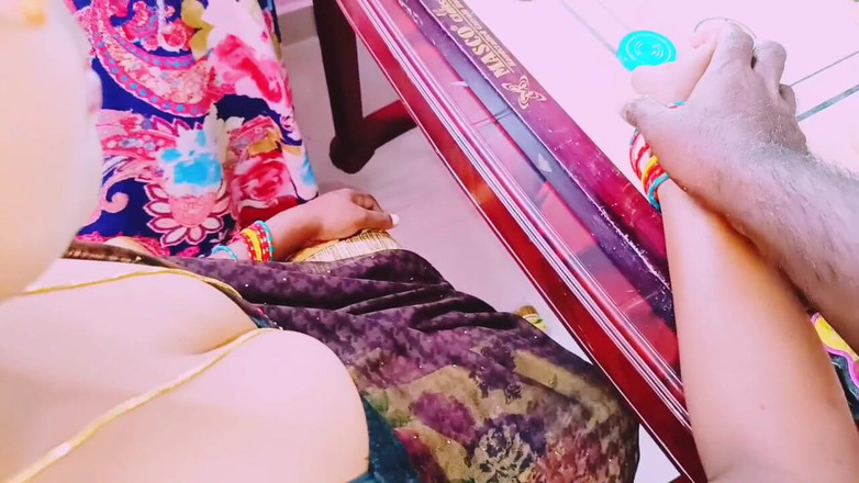 Telugu honey lips: Si Dia Menggunakan Pelajaran Carrom sebagai satu excuse untuk memikat...