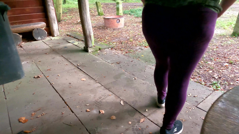 Bouncy Tits Action: Kort men hårt bröstlappande under vandring