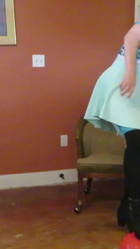 Hemşire Vicki mini etekli lastik bir topla, seksi çoraplarla ve yüksek topuklu mini çizmelerle oynuyor