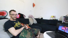 Nyx Scarlett: Mijn vriend vindt mijn nerd kamergenoot aan het masturberen en...