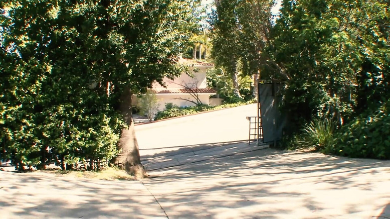 BestPorn85: 19 岁的黑发女郎被她的新邻居狠