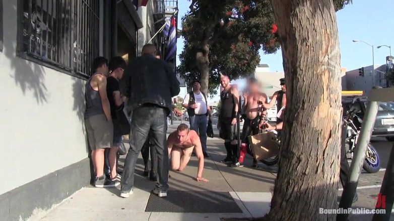 Bound in public: Cody Allen - berbogel, diikat, dizip, dimalukan di tempat awam