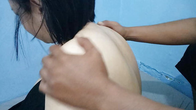 Angelina Pop: Urut belakang dengan suami