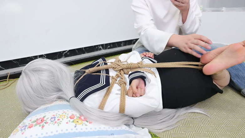 Asian bondage: Bosé přítelkyně bosé nohy a lechtající noha