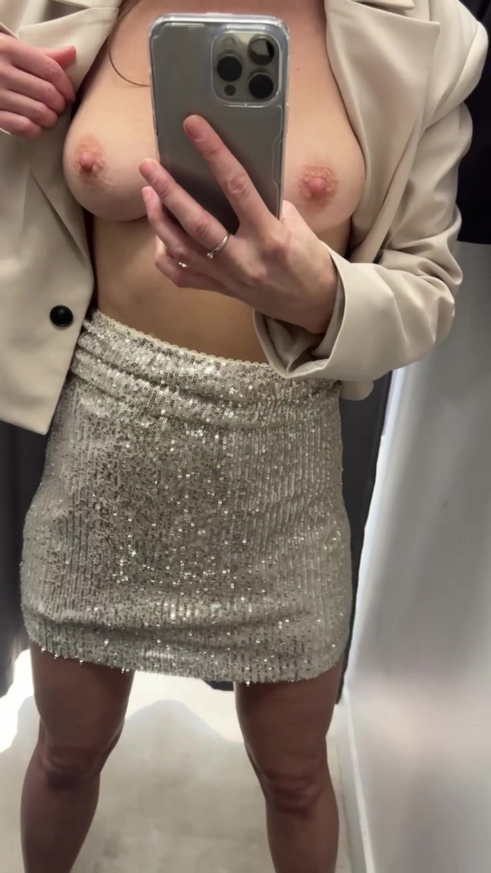 Sonya Pretty: 試着室の裸の女の子