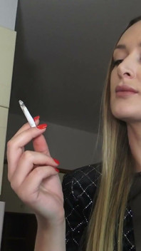 Clarissas lascivious merokok dengan stoking nilon klasik!