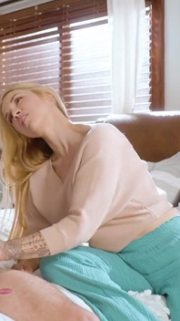 Styvmors pojke - omtänksam styvmamma Sarah Vandella lär jungfru styvson hur man knullar!