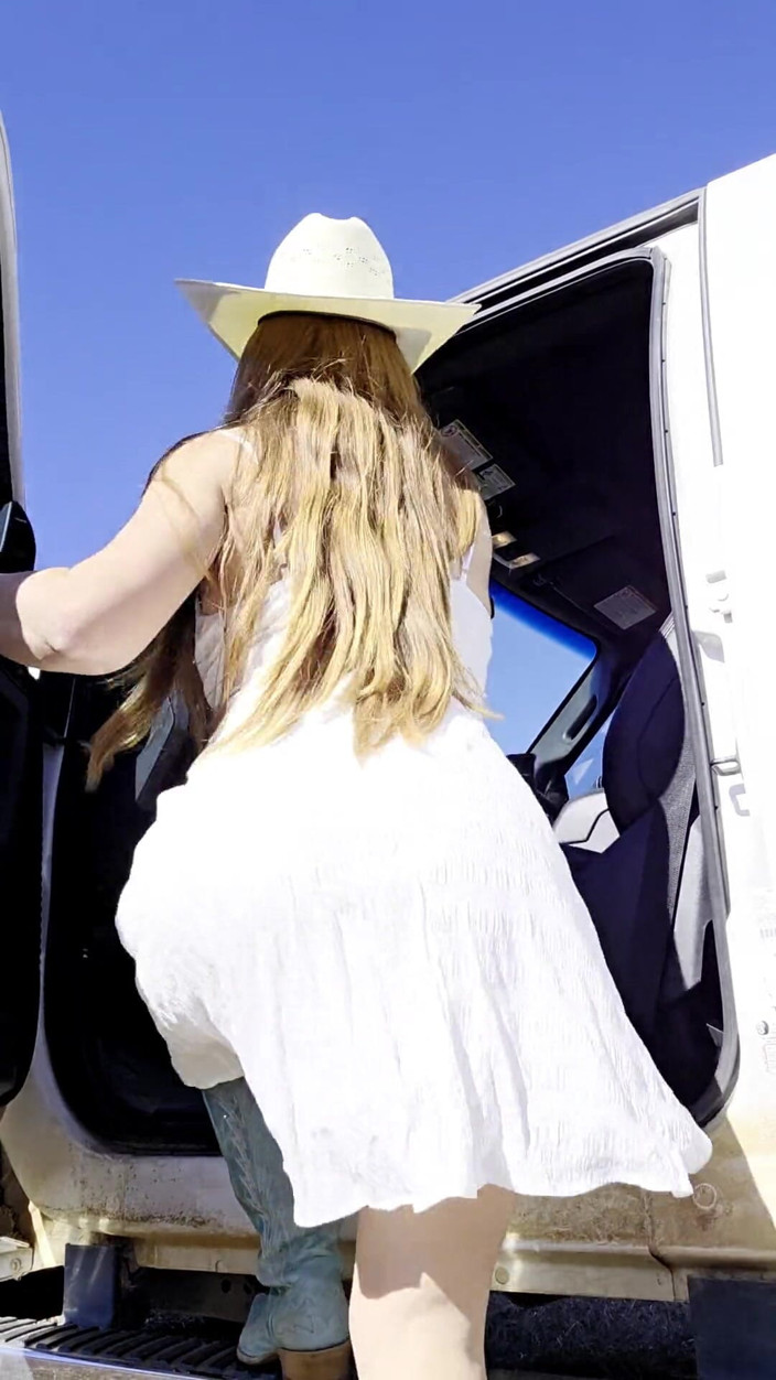 NaughtyRedFarmgirl: Ruiva rabuda fode seu bbc em bunda e buceta antes...