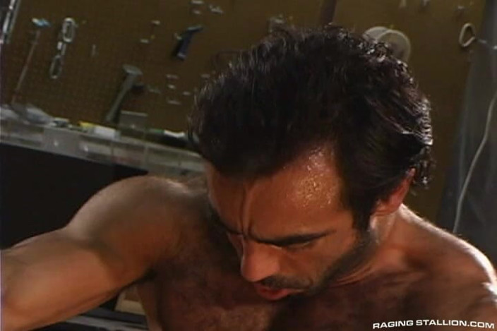 Raging Stallion: Duro come le unghie