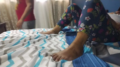 Milfta boohot: 精油按摩在看到熟女婊子的屁股后变成性爱
