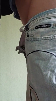 Dua teman wanita melancap dan pancutan mani dalam seluar jeans