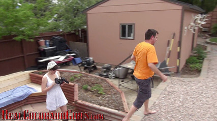 Richard Nailder Hardcore: Une salope du quartier suce et baise le vieux d'à...