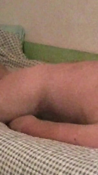 Lit nu masturbation en bosse avec la main éjaculée