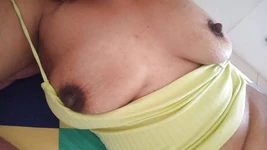 College -flickan går upp och onanerar med sin fitta redan våt och med flera orgasmer