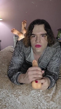 Nonbinary Femboy face un antrenament în gât în timp ce face ipostaza